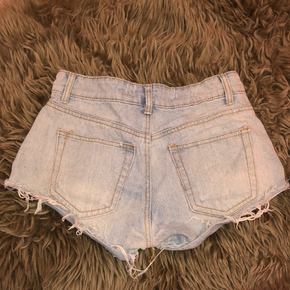 Light Wash Medium rise Jean Short - Picture 2 of 2